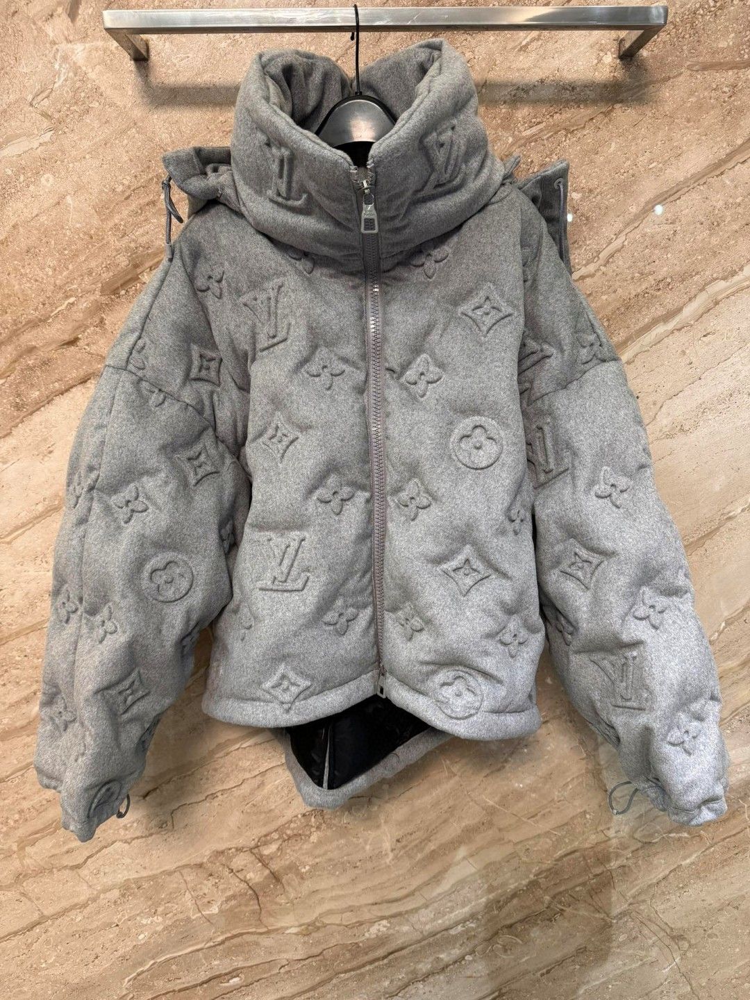 LV PUFFER COAT GREY